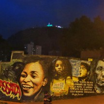 People on the wall with Cerro de Monserrate